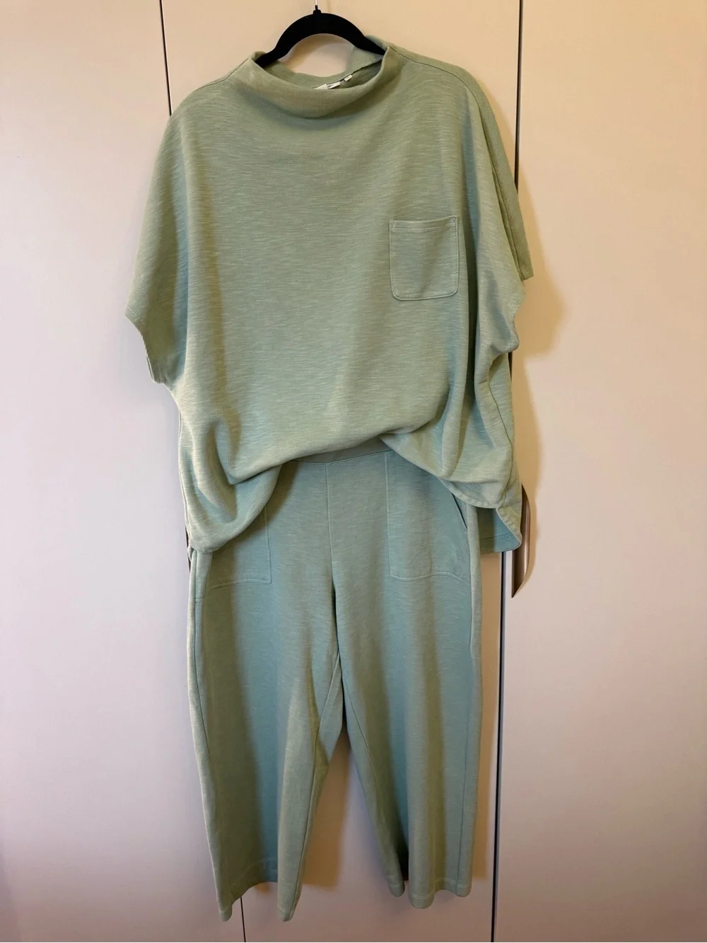 Chicos Set Zenergy® Beach Slub Funnel Neck  Top and Matching Cropped Pants